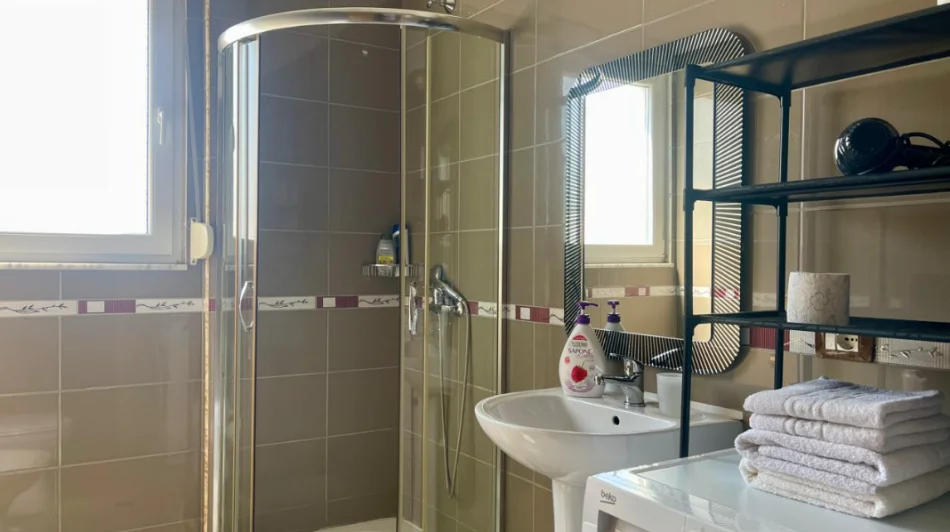 Tirane, jepet me qera apartament 1+1 , 75 m² 700 € 