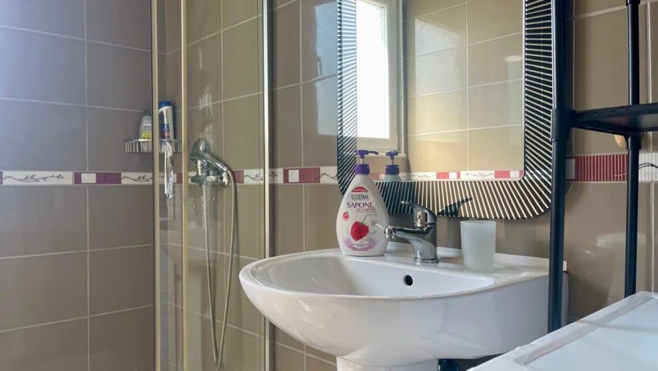 Tirane, jepet me qera apartament 1+1+Ballkon Kati 7, 75 m² (Pazari i Ri)