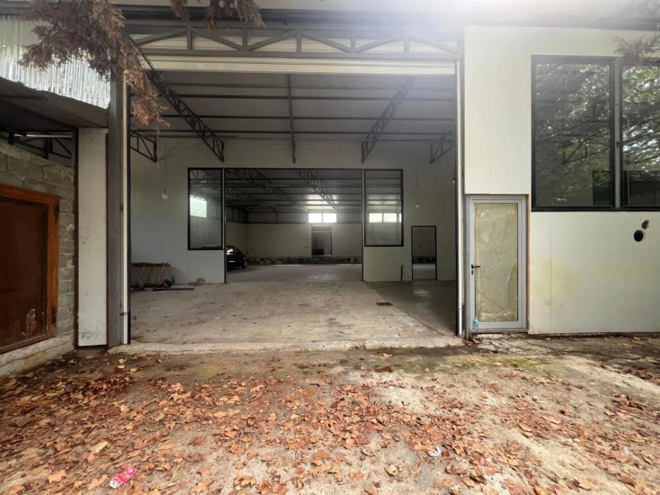 Tirane, jepet me qera kapanon , 650 m² 3.250 € (rruga myslym keta)