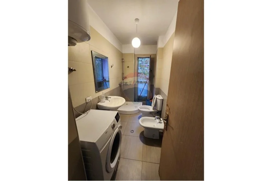 Tirane, jepet me qera apartament 2+1+Ballkon Kati 3, 90 m² 600 € (Kristal Center)