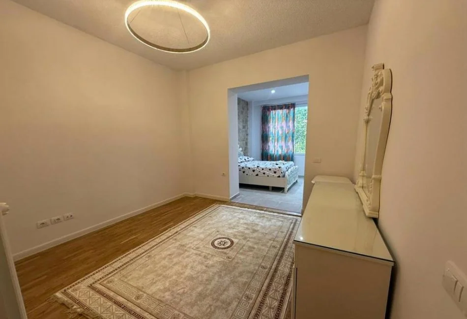 Tirane, jepet me qera apartament 3+1 , 240 m² 2.100 € 