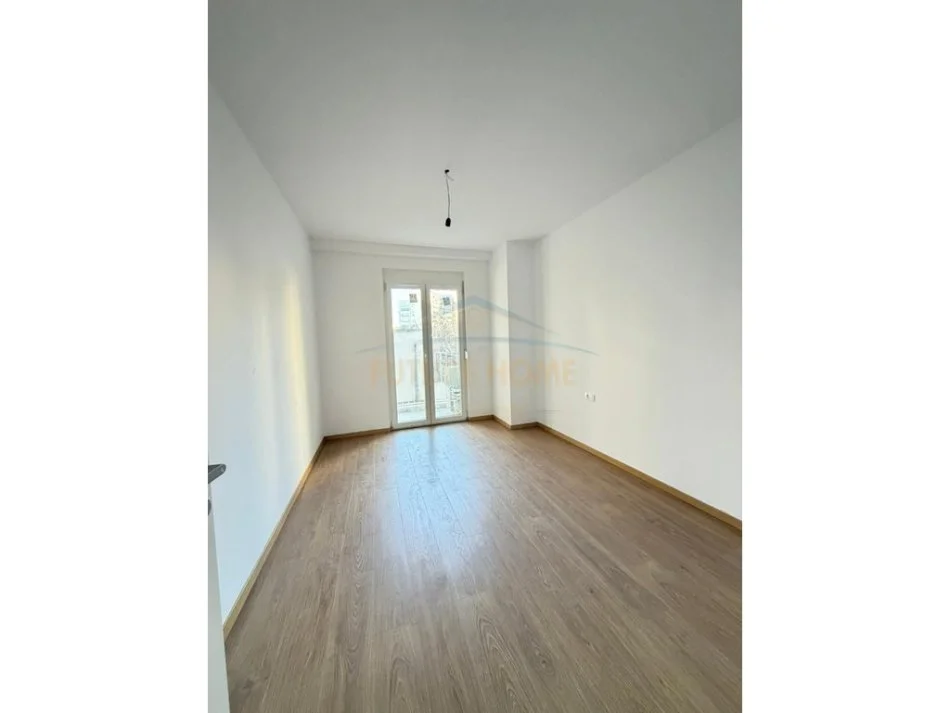 Tirane, jepet me qera ambjent biznesi Kati 1, 128 m² 2.000 € (Rruga Faik Konica)
