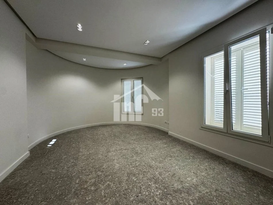 Tirane, jepet me qera zyre , 440 m² 9.000 € (PRANE AMBASADES AMERIKANE)