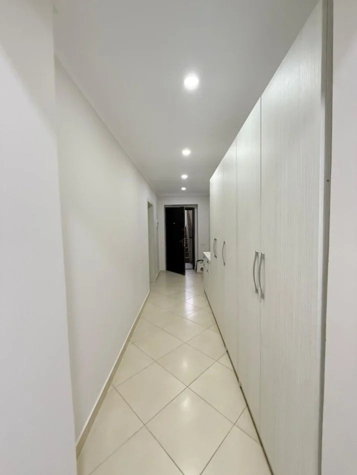 Tirane, jepet me qera apartament 1+1 , 70 m² 600 € 