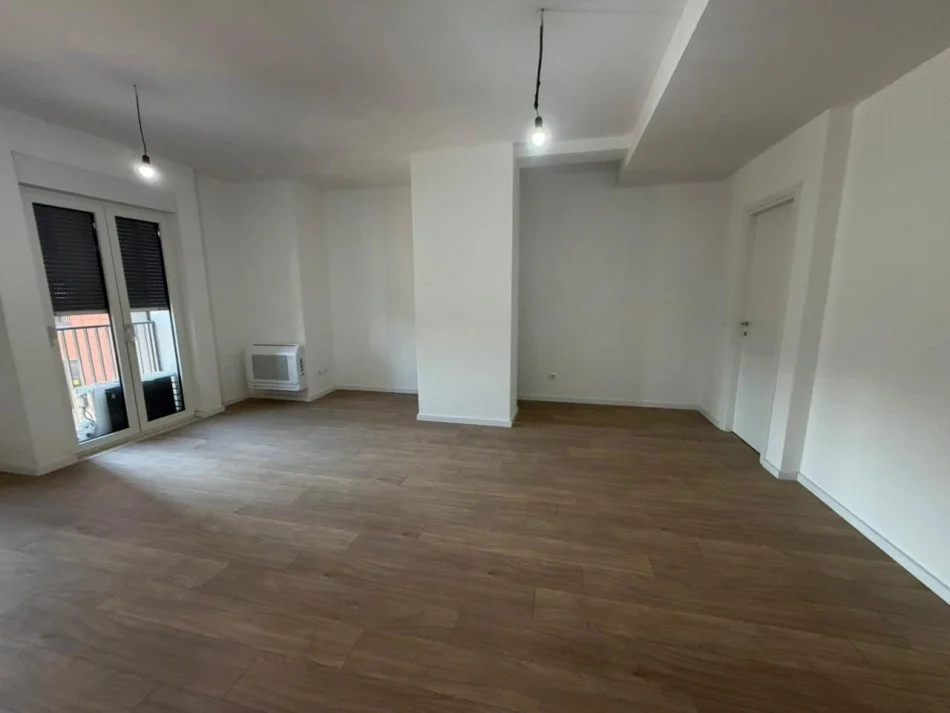 Tirane, jepet me qera zyre Kati 2, 50 m² 400 € (Rruga Jordan Misja)