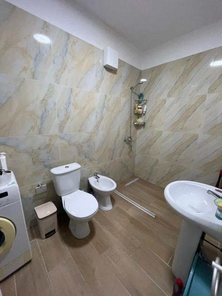 Tirane, jepet me qera apartament 1+1+Ballkon Kati 2, 72 m² 600 € (SELVIA)