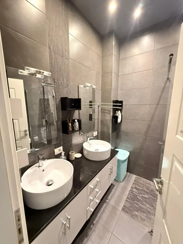 Tirane, jepet me qera apartament 2+1 , 150 m² 1.300 € (blloku)