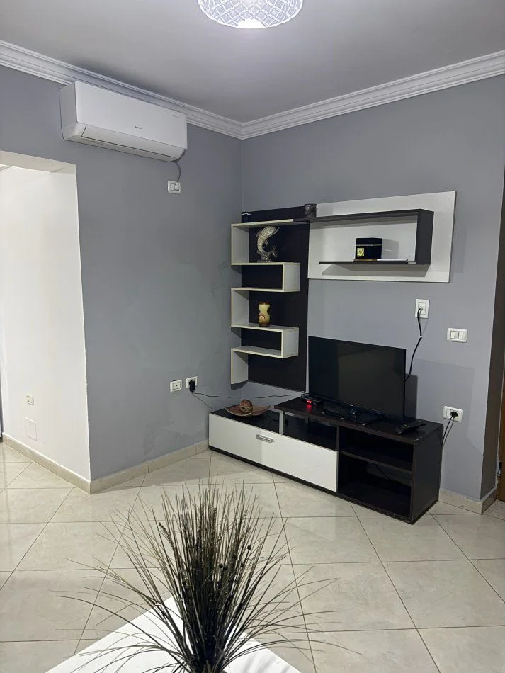 Tirane, jepet me qera apartament 2+1+Ballkon Kati 1, 65 m² 450 € (BAR VENUE XHAMLLIKU)