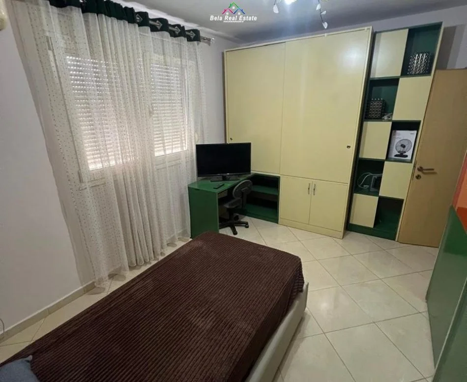 Tirane, jepet me qera apartament 3+1 Kati 5, 140 m² 625 € (Rruga Muhamet Gjollesha)