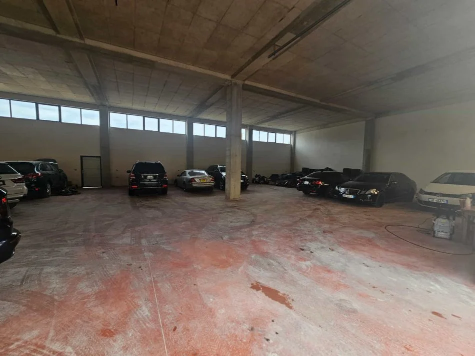 Tirane, jepet me qera magazine Kati 0, 1.600 m² 4200 € (vore)