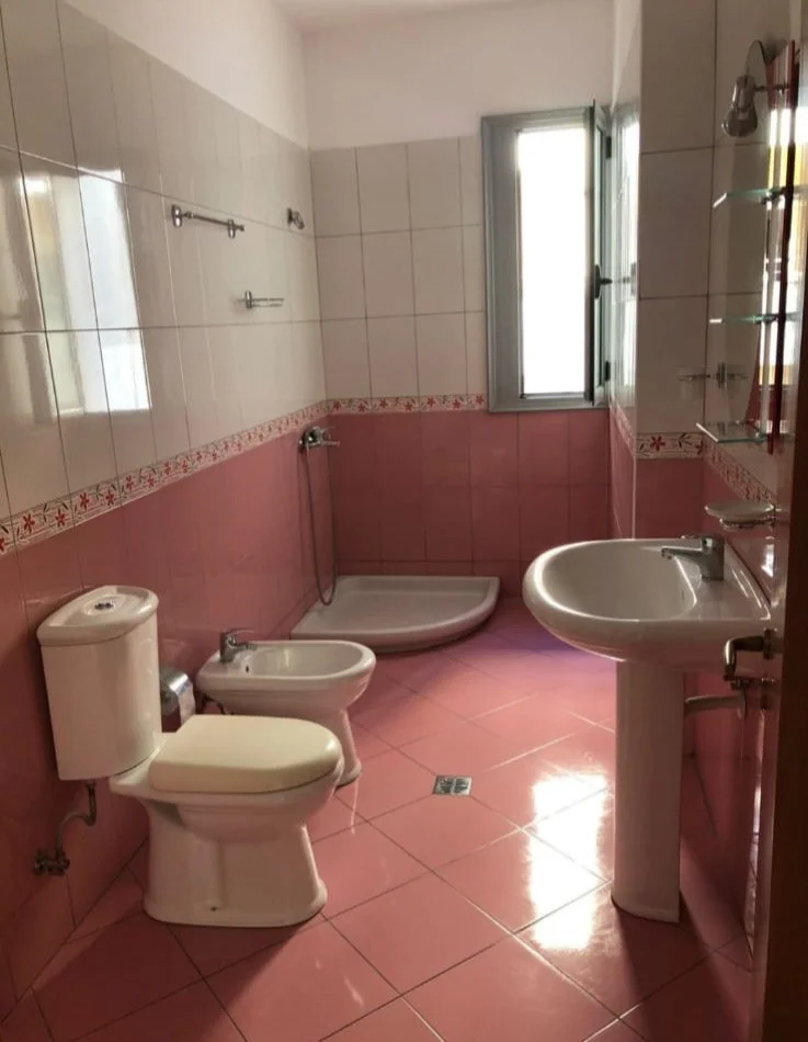 Vlore, jepet me qera apartament 1+1 Kati 1, 70 m² 500 € (lungomare)