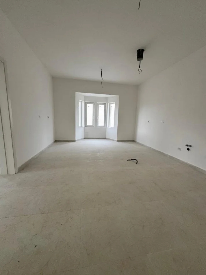 Tirane, shitet apartament 3 Katshe , 907 m² (Collina Verde)