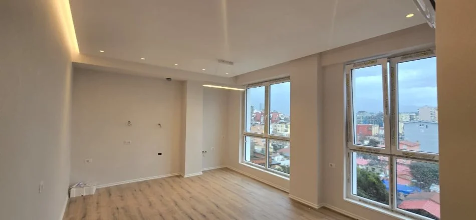 Tirane, jepet me qera apartament 1+1+Ballkon Kati 6, 68 m² 700 € (Komuna e Parisit)