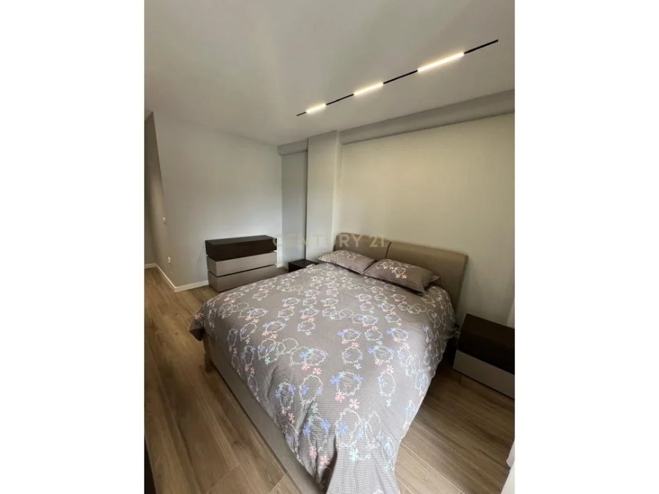 Tirane, jepet me qera apartament 2+1+Ballkon Kati 2, 77 m² 800 € (PAZARI I RI)