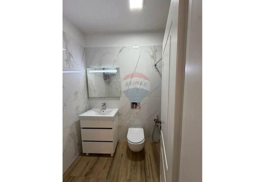 Tirane, jepet me qera apartament 1+1+Ballkon Kati 4, 65 m² 610 € (Radisson Hotel)