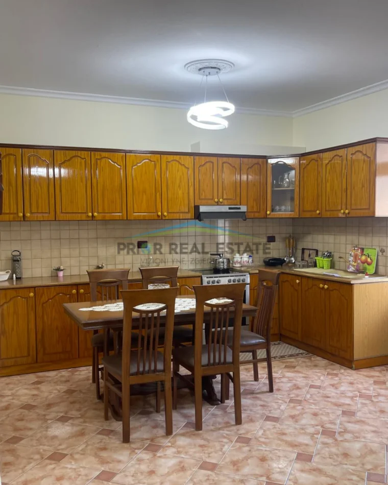 Fier, shitet Vile 2 Kateshe+Papafingo  250.000 € Fier (Jakov Xoxa)