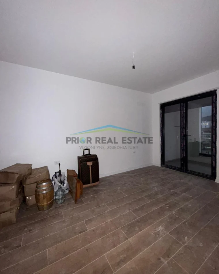 Tirane, shitet apartament 1+1 Kati 5, 63.5 m²   2800€/m2 (Komuna e Parisit)