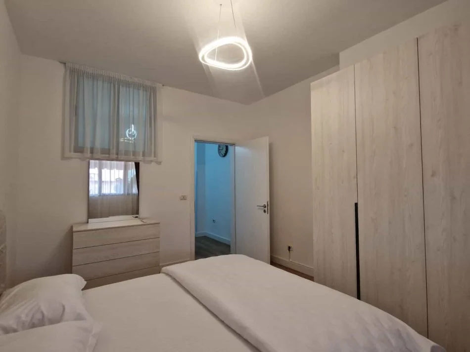 Tirane, jepet me qera apartament 1+1 Kati 5, 70 m² 1.040 € (Rruga Islam Alla)