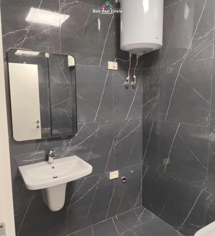 Tirane, jepet me qera zyre Kati 6, 75 m² 580 € (Rruga mine Pezza)