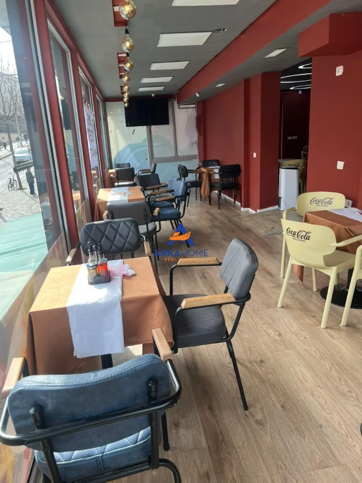 Tirane, jepet me qera ambjent biznesi Kati 1, 120 m² 2.500 € 