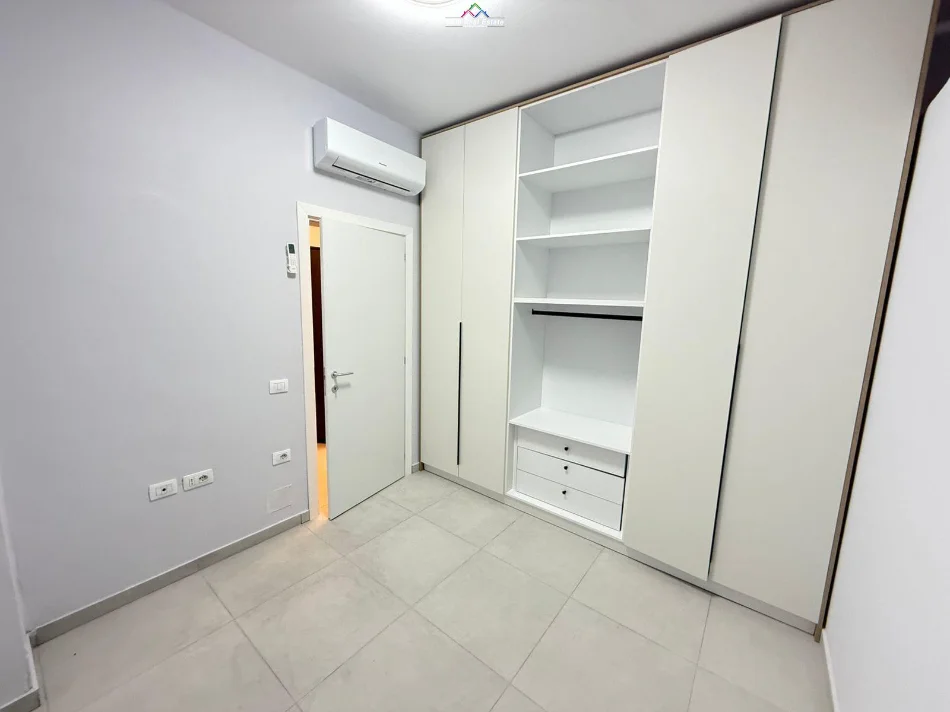 Tirane, jepet me qera apartament 2+1 Kati 5, 85 m² 630 € (Rruga 5 Maj, prane Black Stone)