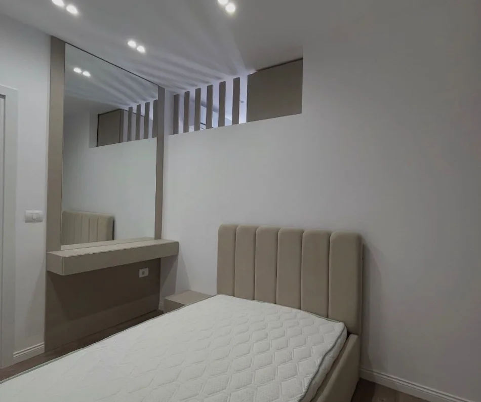 Tirane, jepet me qera apartament 2+1 , 100 m² 900 € 