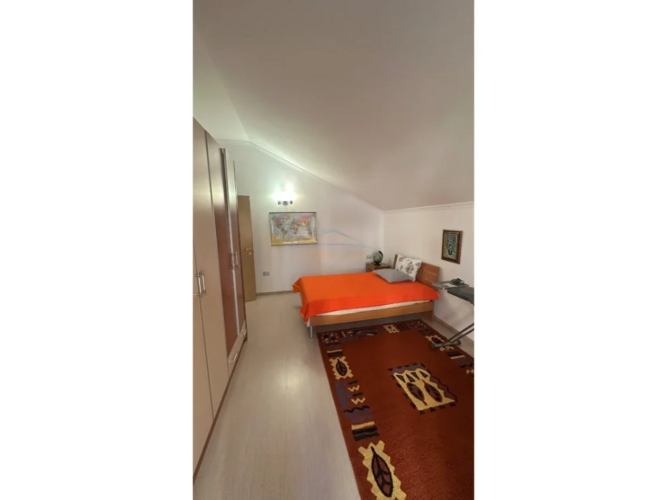Tirane, jepet me qera apartament 3+1 Kati 2, 144 m² 1.100 € (Rruga Bill Klinton)
