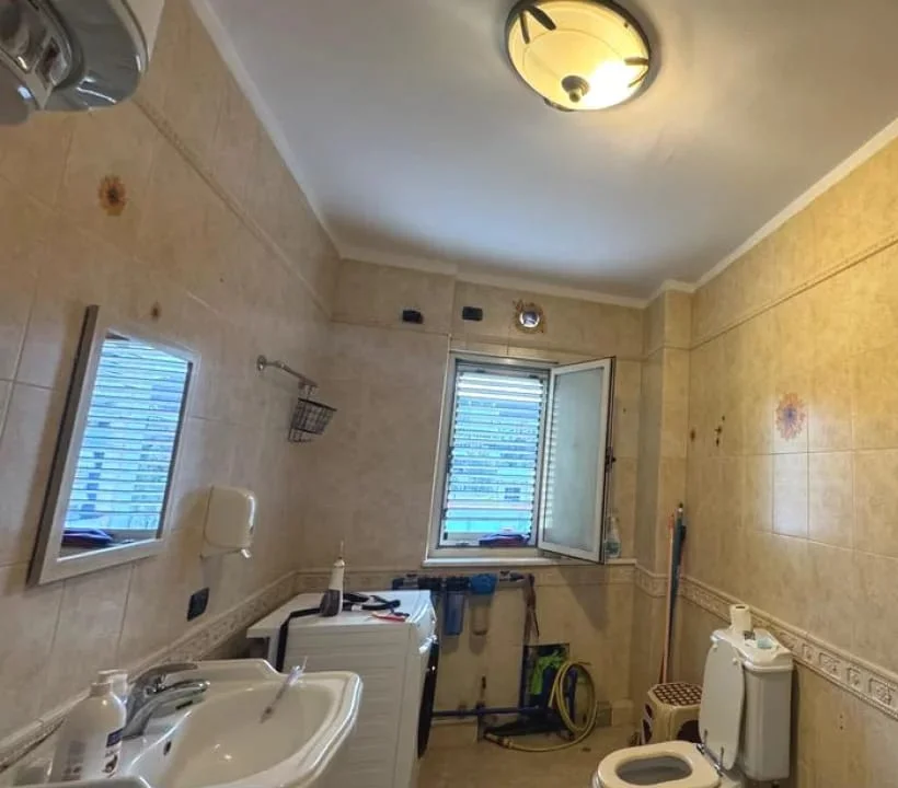 Tirane, jepet me qera apartament 2+1+Ballkon Kati 4, 128 m² 800 € (Liqeni Artificial)