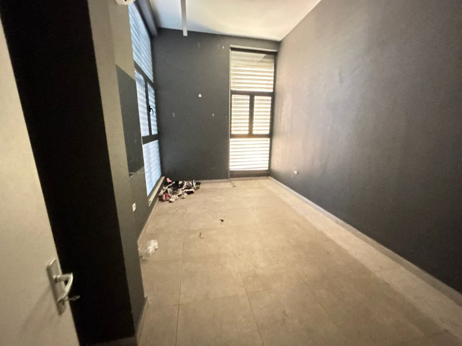 Tirane, jepet me qera dyqan Kati 0, 205 m² 3.000 € (rruga e barrikadave)