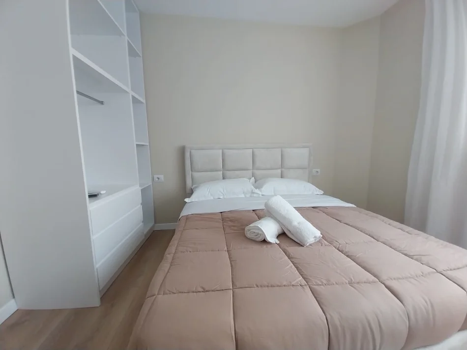 Tirane, jepet me qera apartament 1+1 Kati 7, 75 m² 1.200 € (Rruga Asim Vokshi)