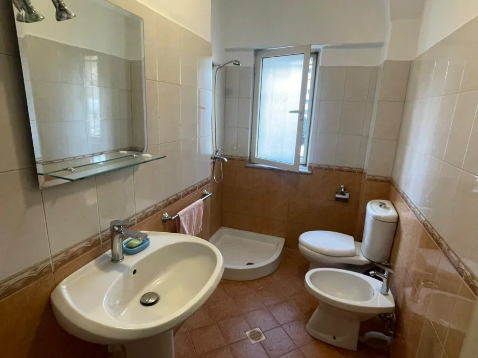 Tirane, jepet me qera zyre Kati 4, 600 € (Pazari i Ri, Kolonat)