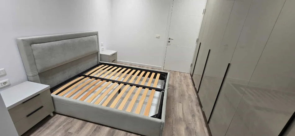 Tirane, jepet me qera apartament 1+1 Kati 2, 81 m² 730 € (Rruga 5 Maj)