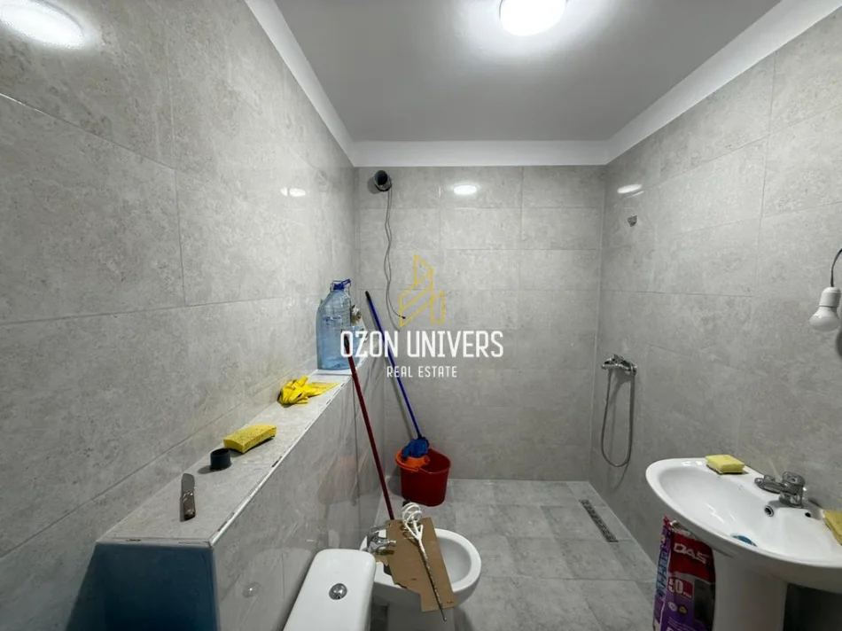 Tirane, jepet me qera apartament 2+1+Ballkon Kati 7, 115 m² 400 € (Kombinat)