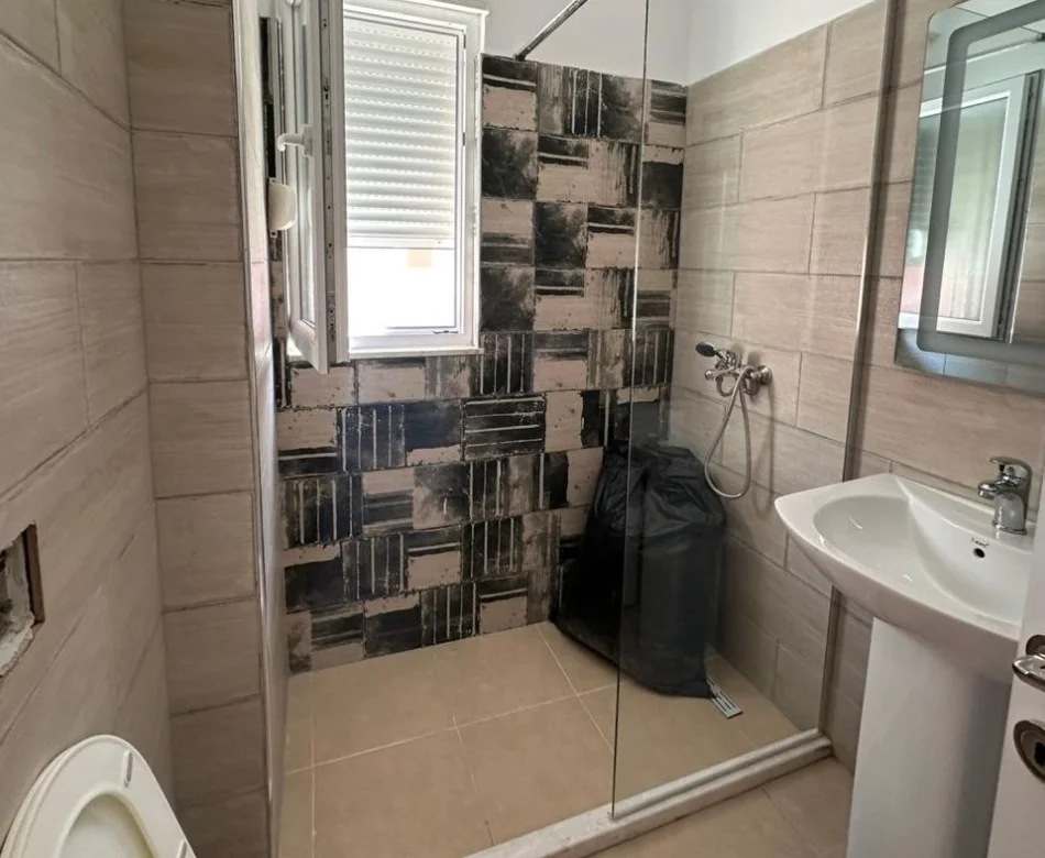 Tirane, jepet me qera apartament 1+1 , 75 m² 550 € (selite)