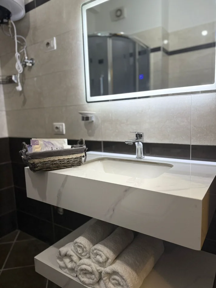 Tirane, jepet me qera apartament 1+1 , 60 m² 650 € (Rruga e Kavajës)