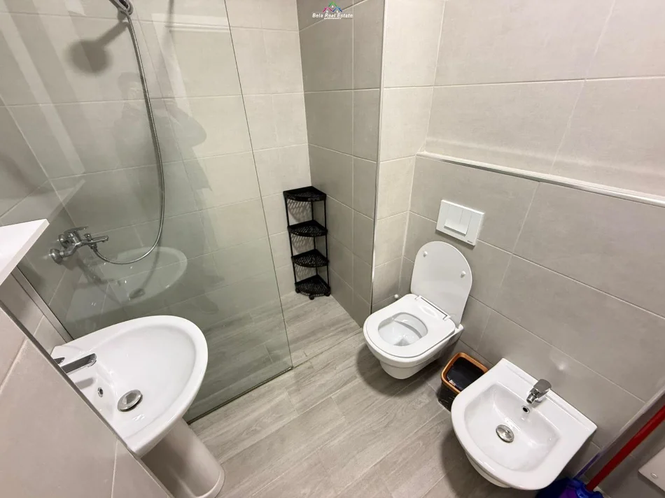 Tirane, jap me qera apartament 2+1 Kati 4, 107 m² 700 € (Fusha e Aviacionit, prane Bar Votra)