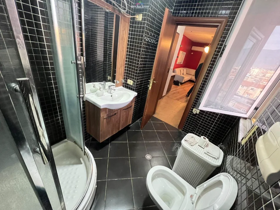 Tirane, jepet me qera apartament 2+1 Kati 8, 100 m² 820 € (Rruga e Barrikadave)