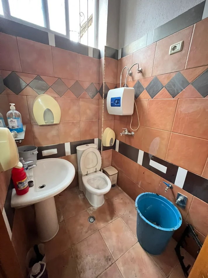 Tirane, jepet me qera bar-resorant Kati 0, 100 m² 2.090 € (Bulevardi Bajram Curri)