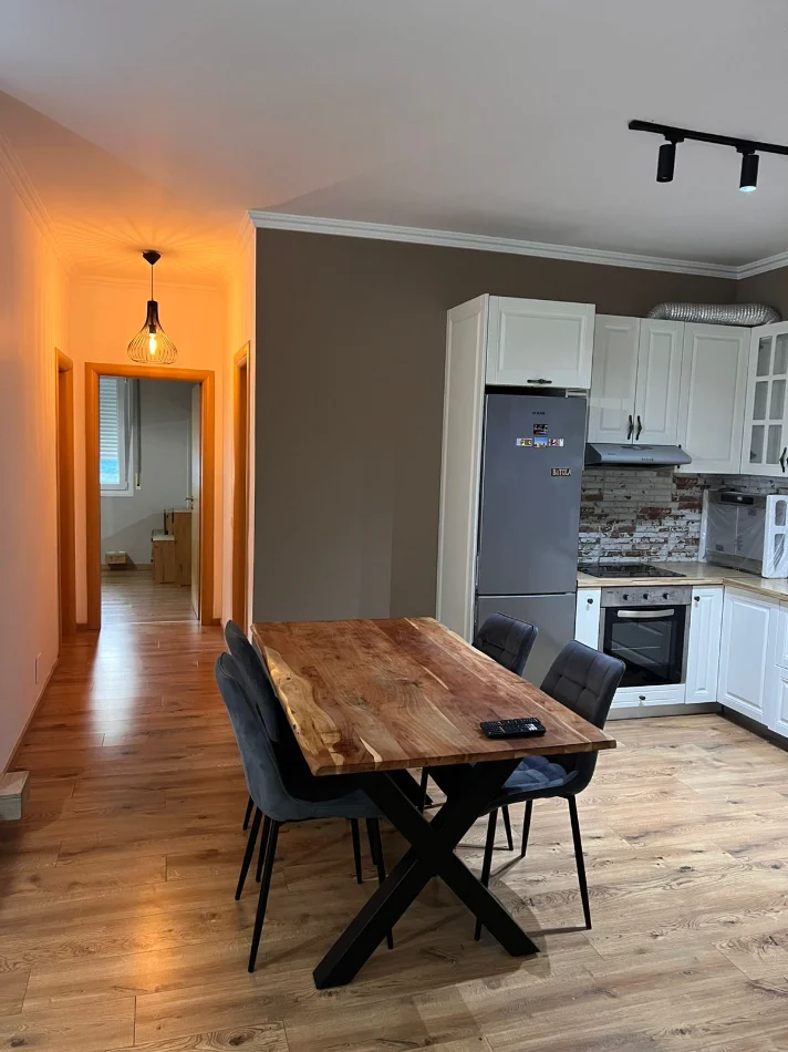 Tirane, jepet me qera apartament 2+1+Ballkon Kati 3, 100 m² 850 € (Kopshti Botanik)