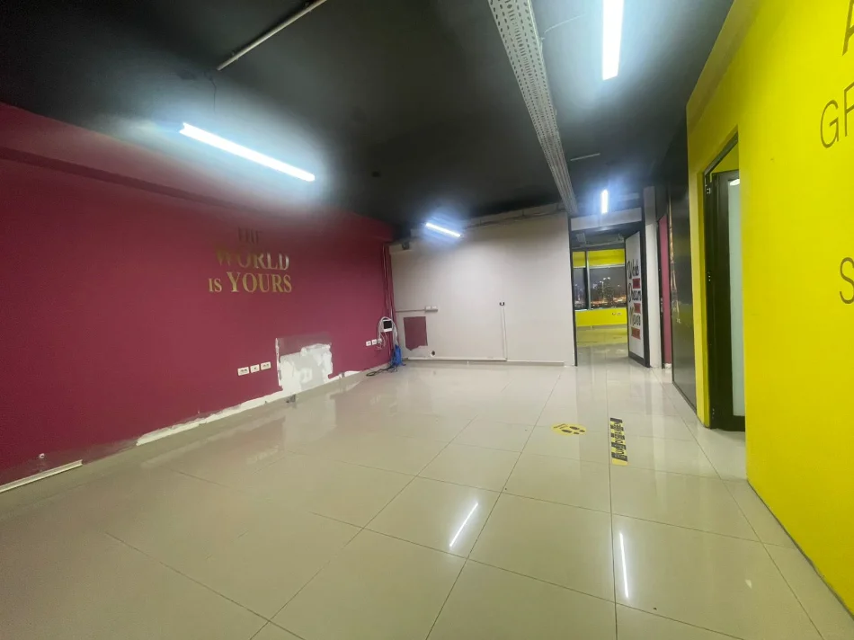 Tirane, jepet me qera ambjent biznesi Kati 5, 250 m² 2.000 € (Rruga e Dibres)