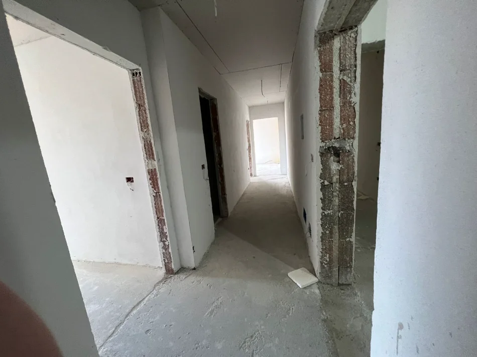 Tirane, shes apartament 2+1+Ballkon Kati 4, 105 m² 155.000 € (Rrethi i TV Klan)