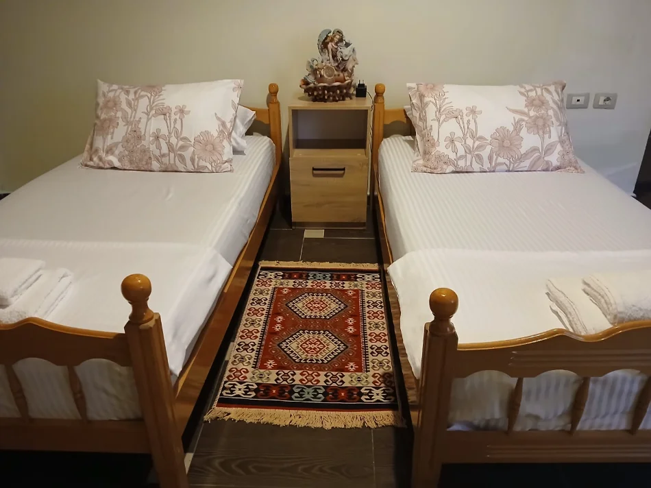 Tirane, jepet me qera apartament 3+1+Ballkon Kati 4, 110 m² 700 € (Komuna e Parisit)