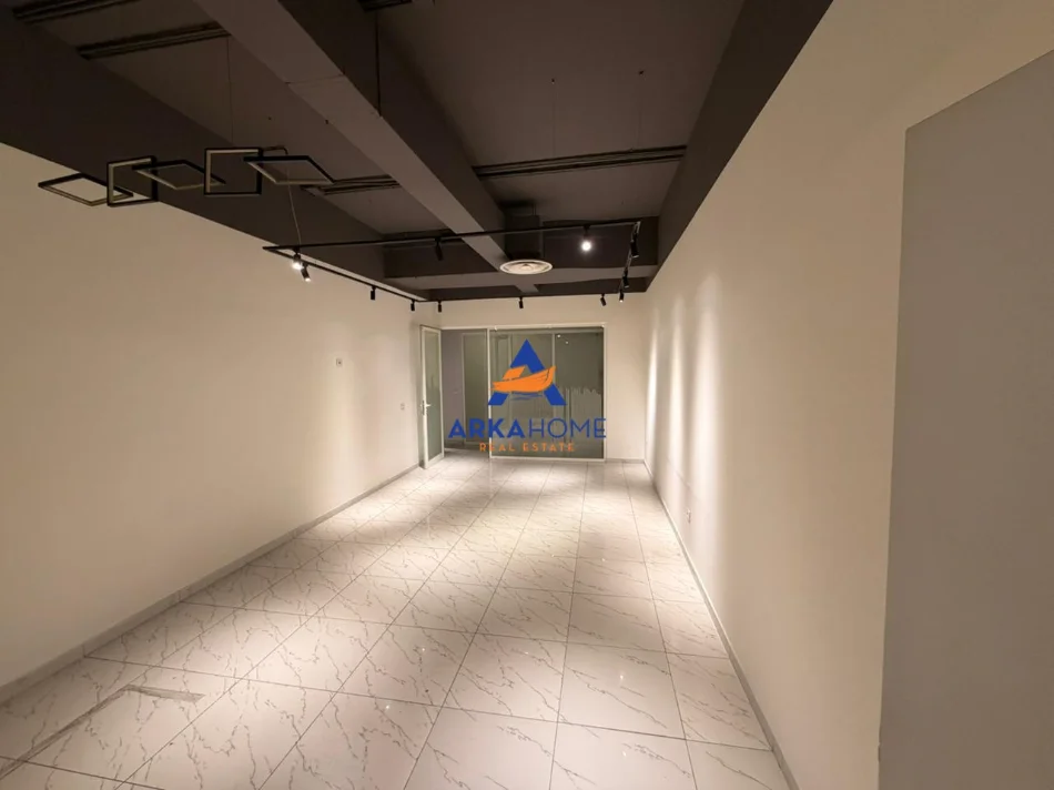 Tirane, jepet me qera zyre Kati 3, 370 m² 3.700 € 