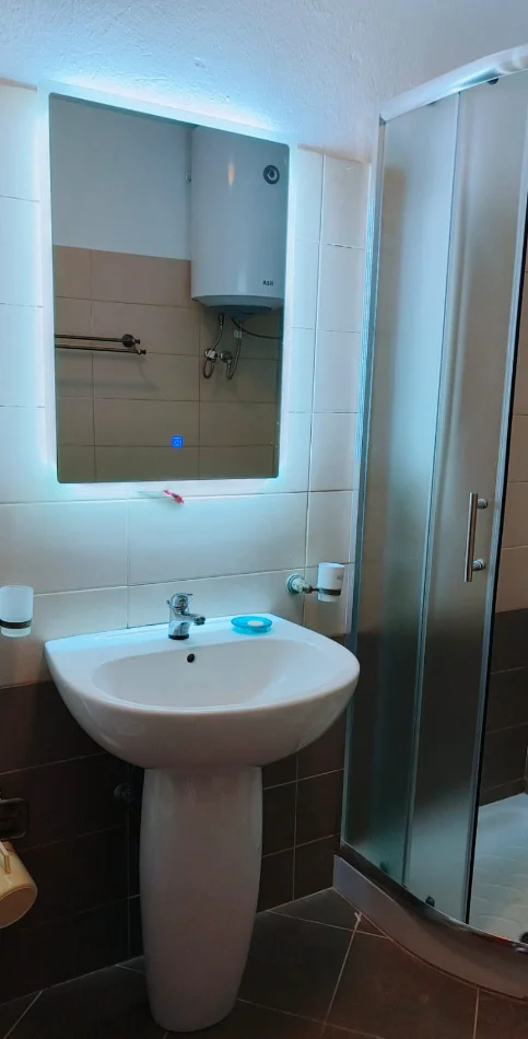 Shqiperi, shes apartament 2+1+Ballkon Kati 6, 155.000 € (Petronin Luararasi)