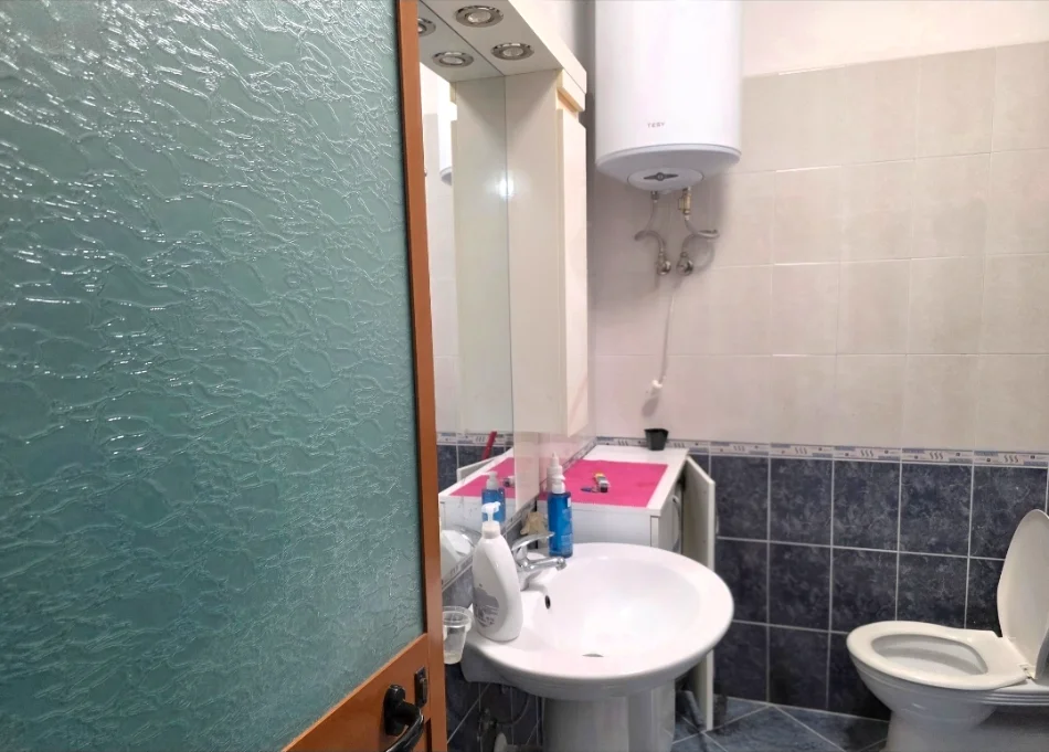 Tirane, jepet me qera apartament 1+1+Ballkon Kati 7, 60 m² 415 € (Bulevardi Migjeni Astir, tek bar Greis)