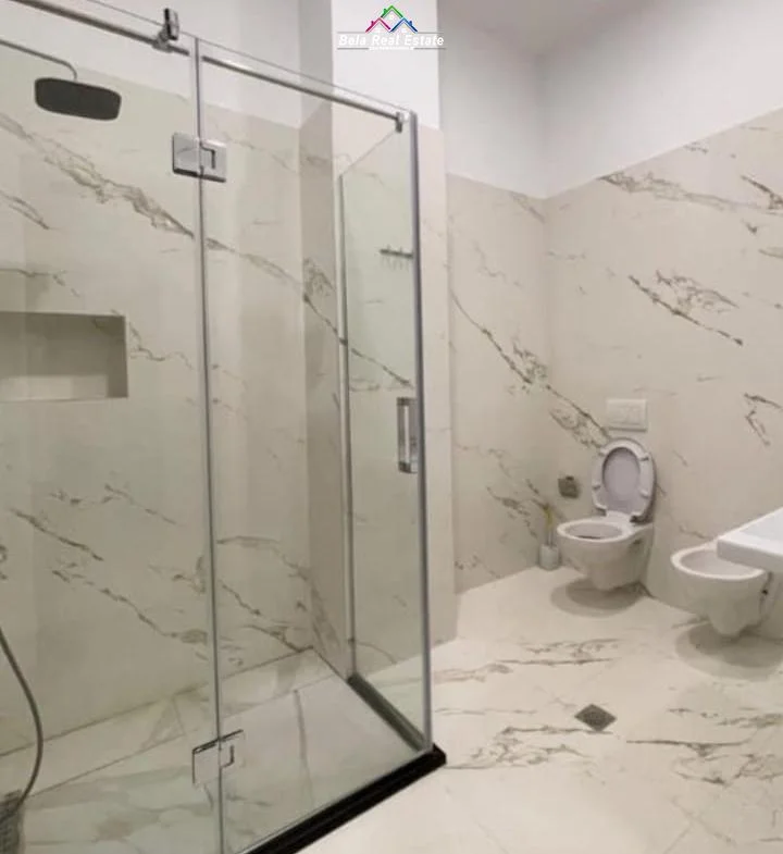 Tirane, jepet me qera apartament 1+1 Kati 1, 90 m² 630 € (Rruga Peti)