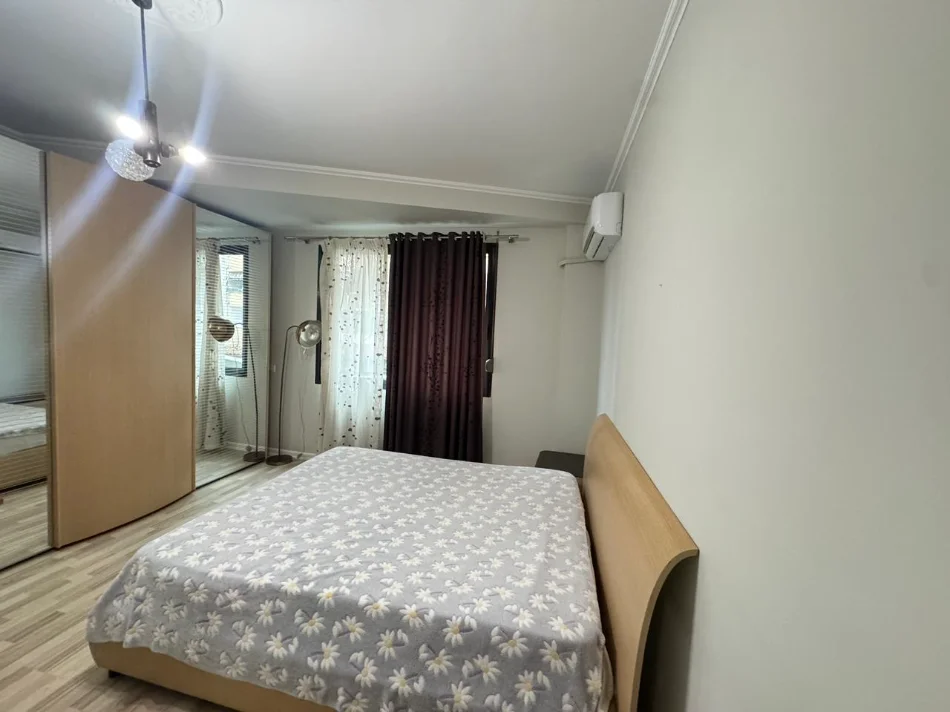 Tirane, jepet me qera apartament 2+1 , 110 m² 900 € (komuna e parisit)