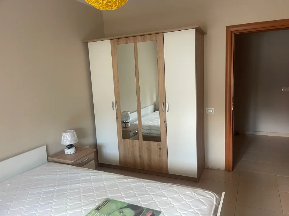 Tirane, jepet me qera apartament 1+1+Ballkon Kati 2, 55 m² 450 € (Brryli)