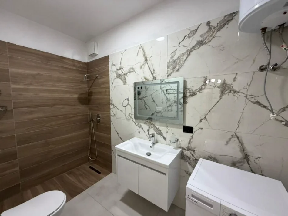 Tirane, jepet me qera apartament 1+1 , 75 m² 800 € (TEG)