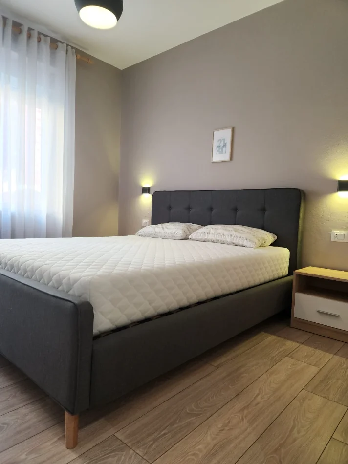 Tirane, jepet me qera apartament 1+1+Ballkon Kati 2, 70 m² 680 € (21 dhjetori)